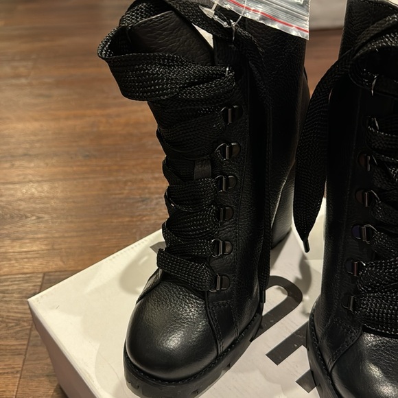 Schutz NWT Zhara Burned Leather Black Lace Boots with block heel & extra laces. - Picture 3 of 8